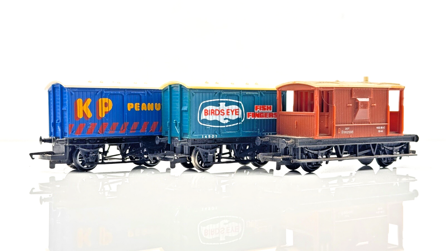 HORNBY/TRIANG 00 GAUGE - 3 X ASSORTED WAGONS KP PEANUTS BIRDS EYE BRAKE VAN - UB