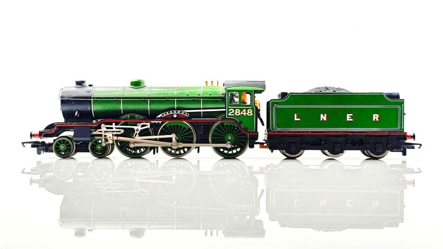 HORNBY 00 GAUGE - R188 - LNER APPLE GREEN CLASS B17/4 'ARSENAL' 2848 - BOXED