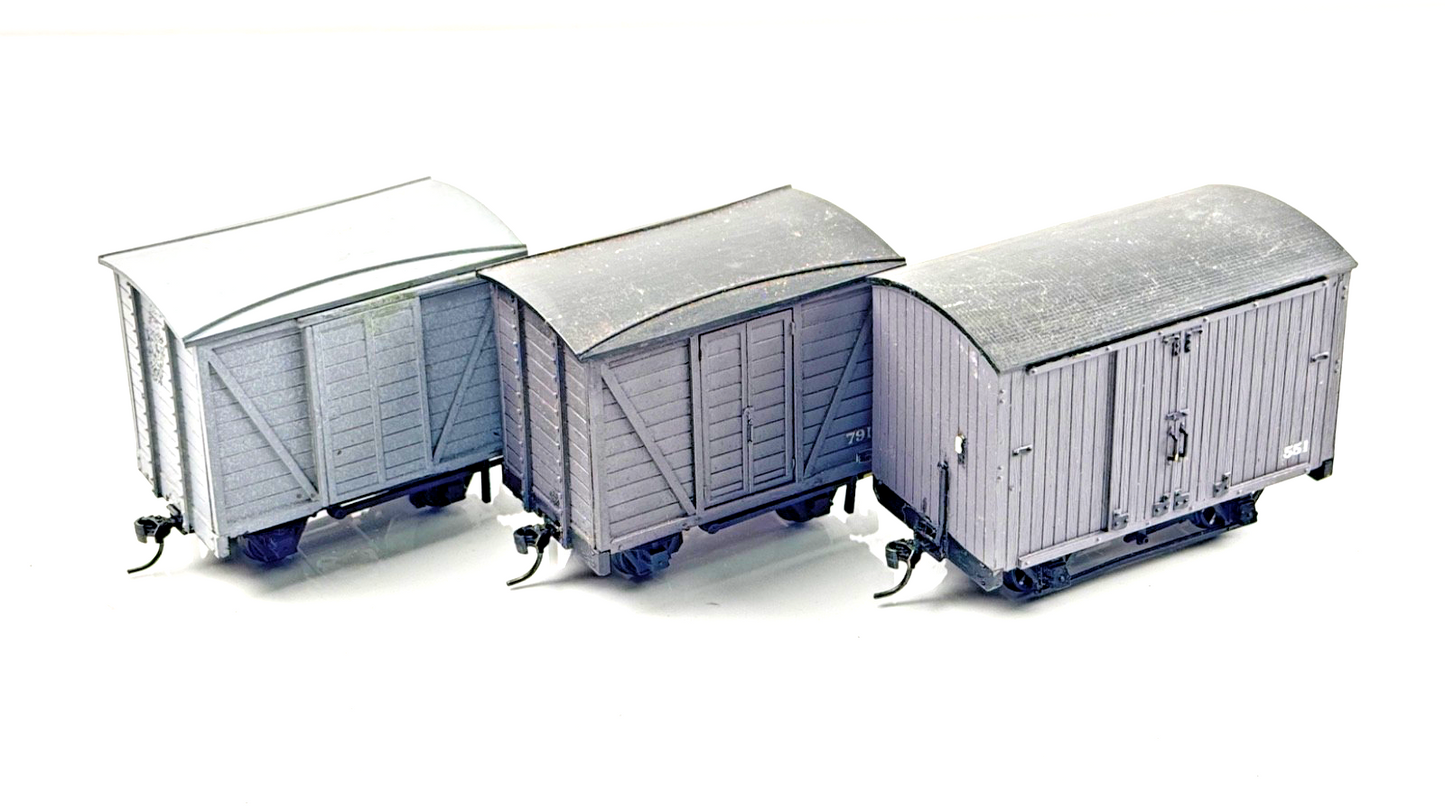 KIT BUILT/O-16.5 NG7 NARROW GAUGE - 3 X MIXED CLOSED GREY WAGONS - UB