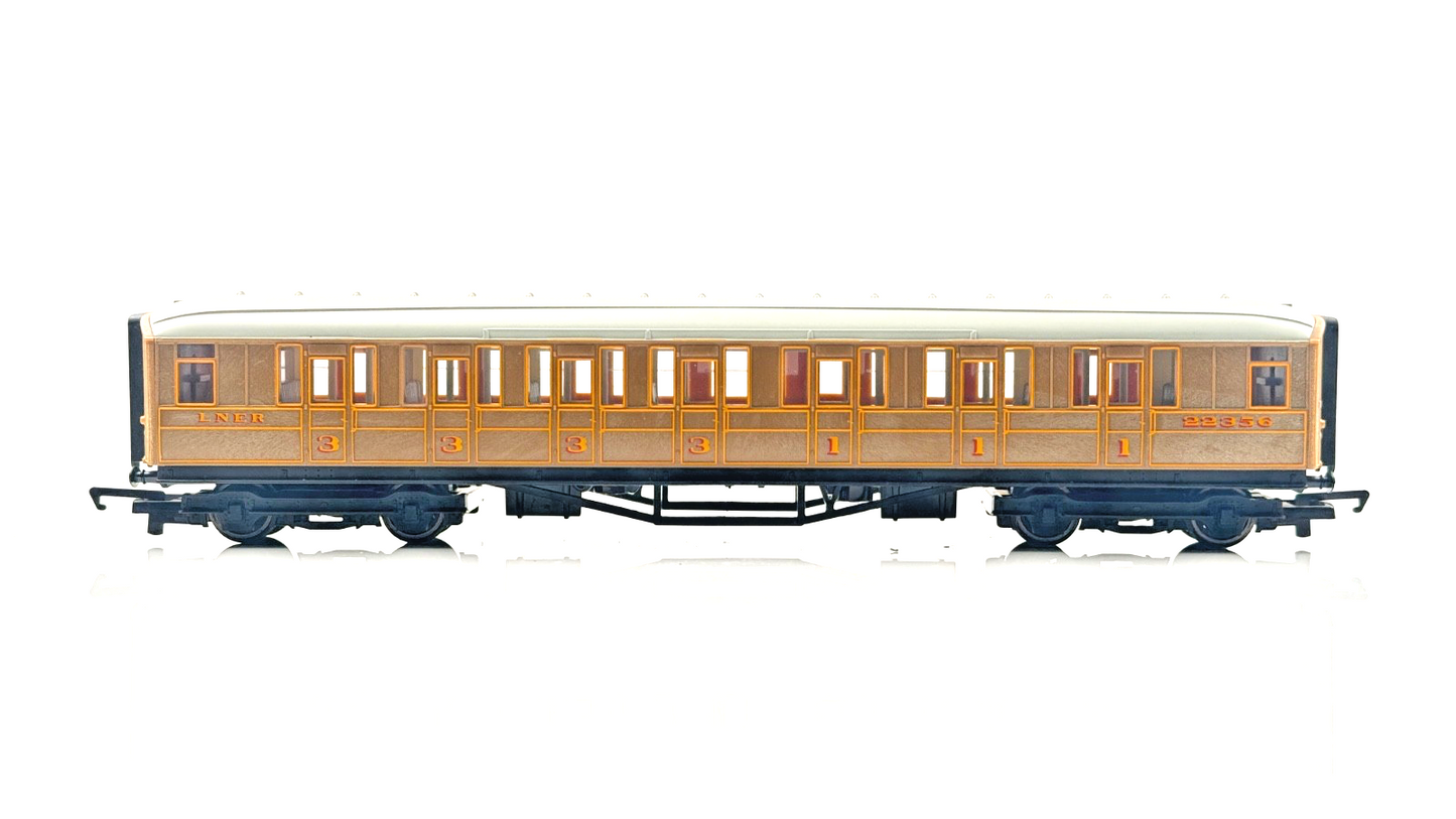 HORNBY 00 GAUGE - LNER TEAK GRESLEY PASSENGER COACHES ASSORTED X 3 - UNBOXED #2