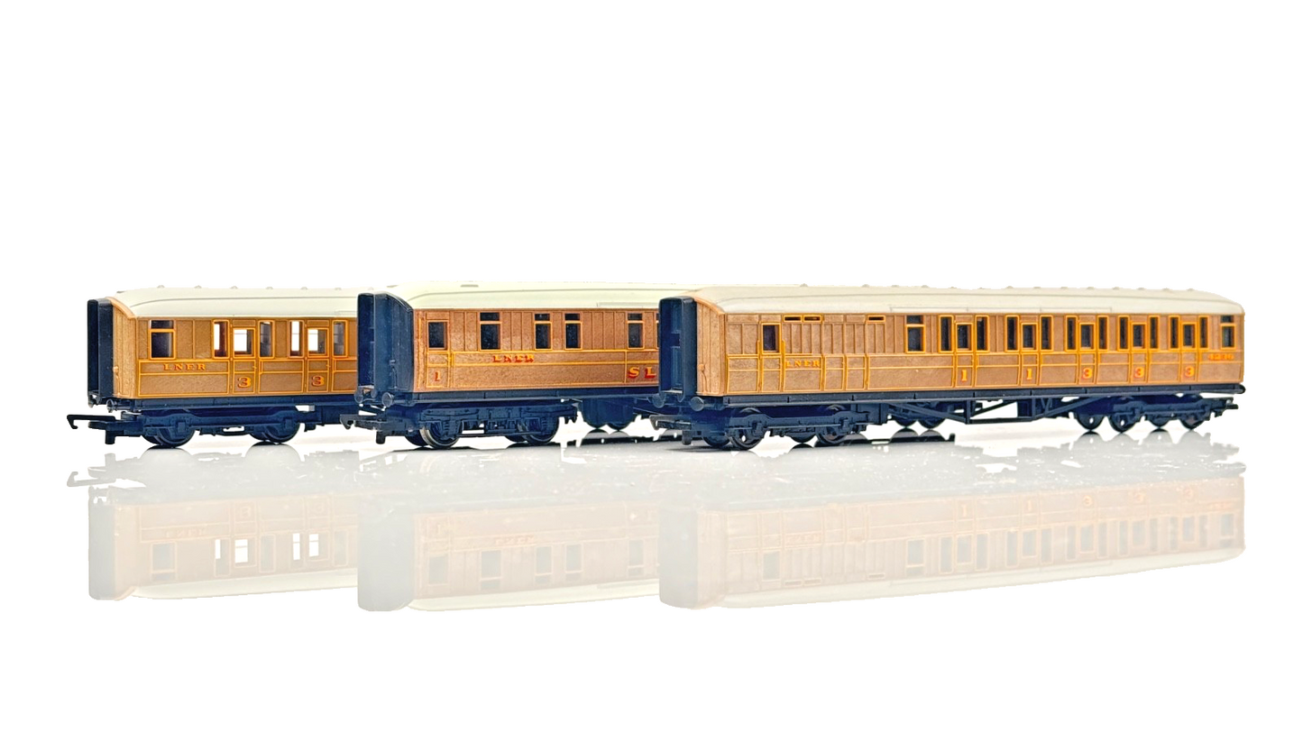 HORNBY 00 GAUGE - LNER TEAK GRESLEY PASSENGER COACHES ASSORTED X 3 - UNBOXED #2