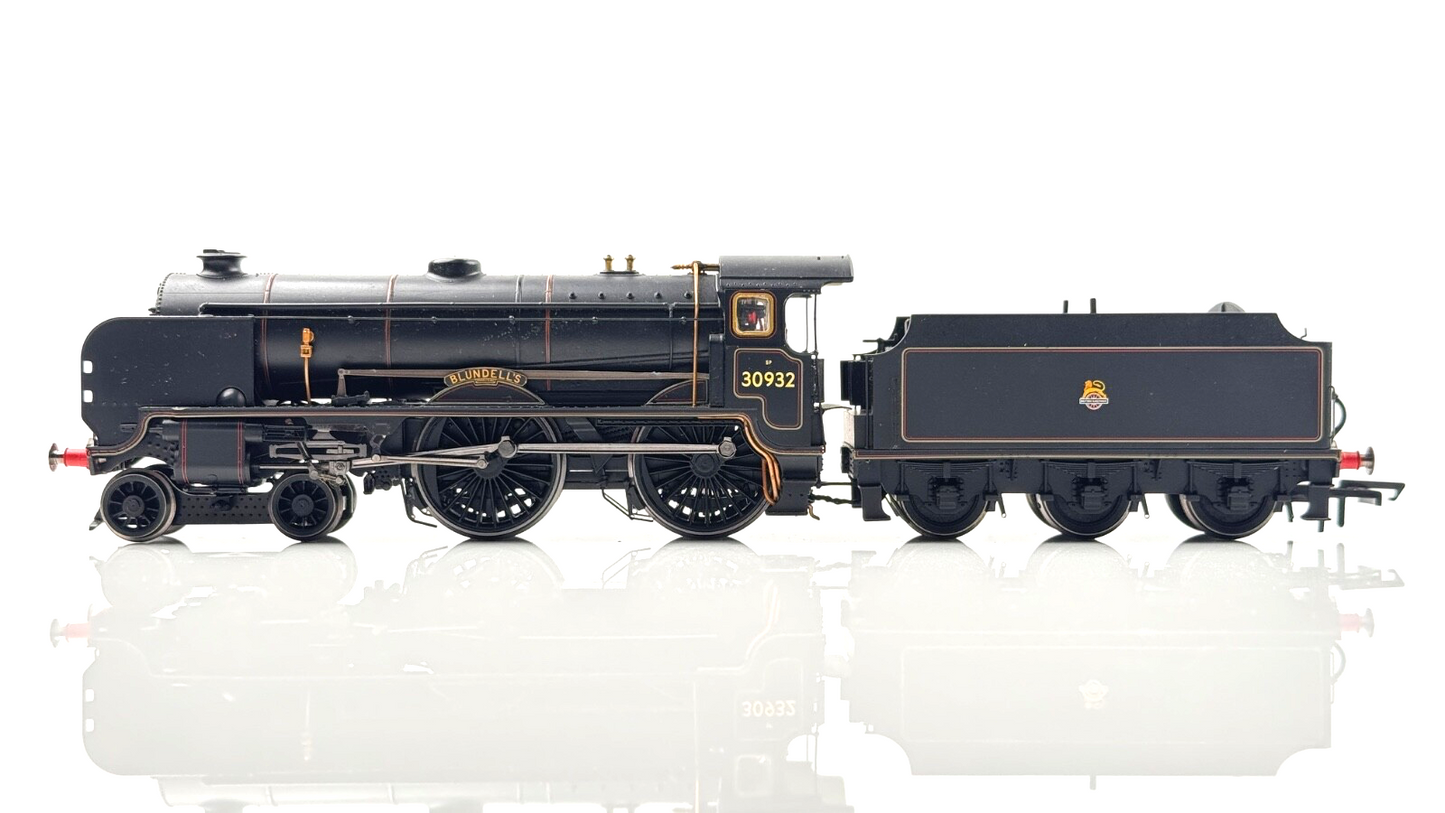 HORNBY 00 GAUGE - R2744 - BR BLACK 4-4-0 SCHOOLS CLASS 30932 'BLUNDELL'S' BOXED