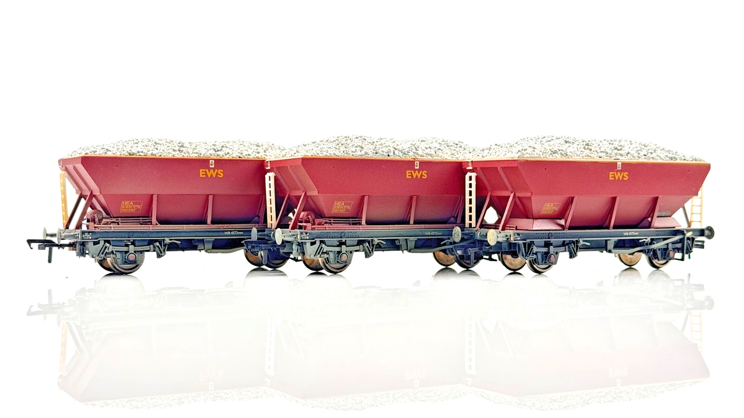 BACHMANN 00 GAUGE - 38-000 - 46 TONNE HOPPER HEA EWS WEATHERED W/LOAD X 3 BOXED