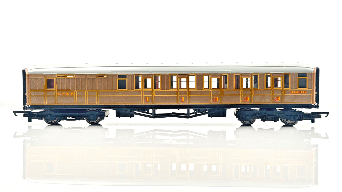 HORNBY 00 GAUGE - PAIR OF LNER TEAK GRESLEY COACHES INC SLEEPING CAR - UNBOXED