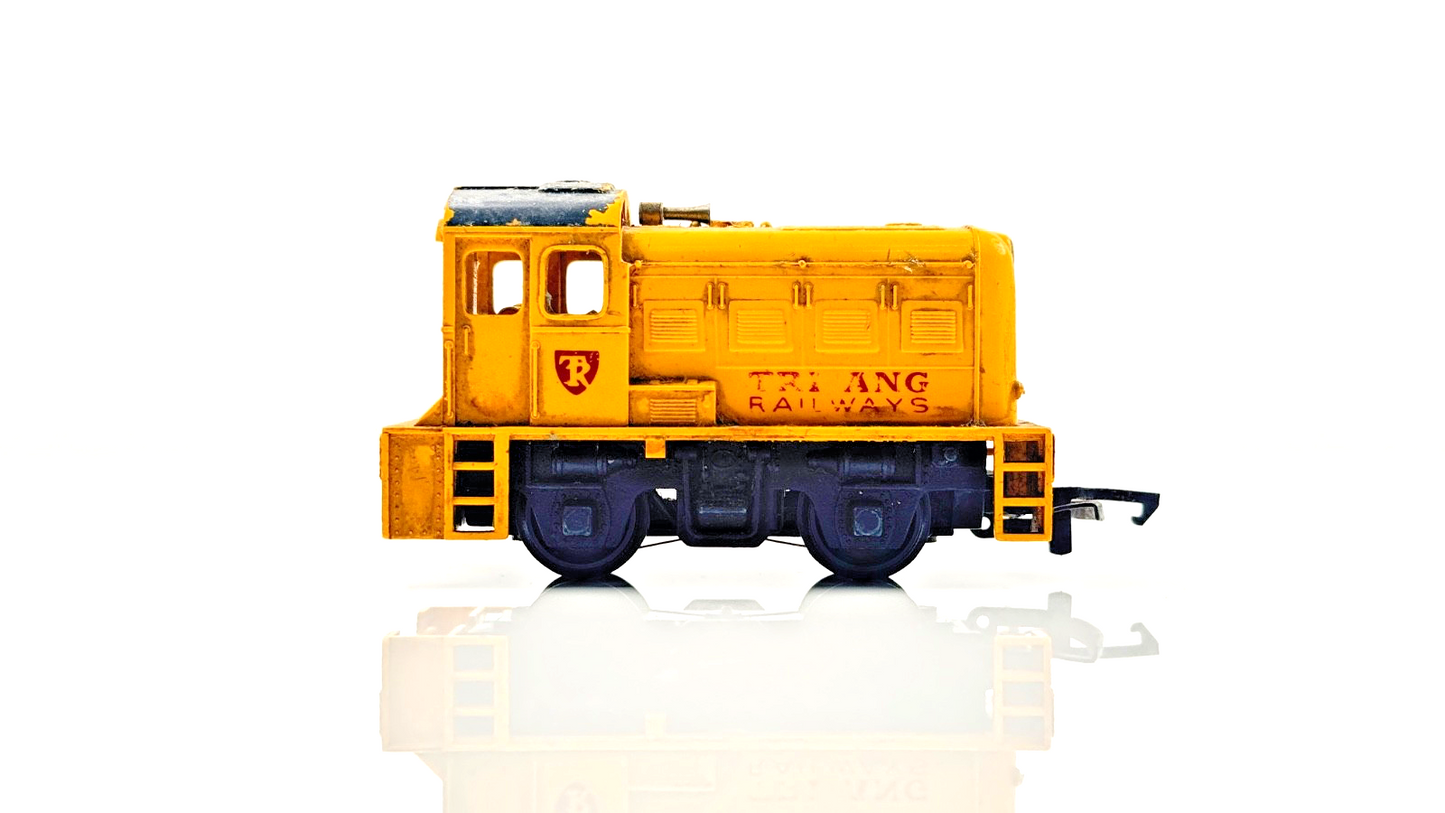 TRIANG 00 GAUGE - TRIANG RAILWAYS YELLOW DOCK SHUNTER LOCOMOTIVE - SPARES
