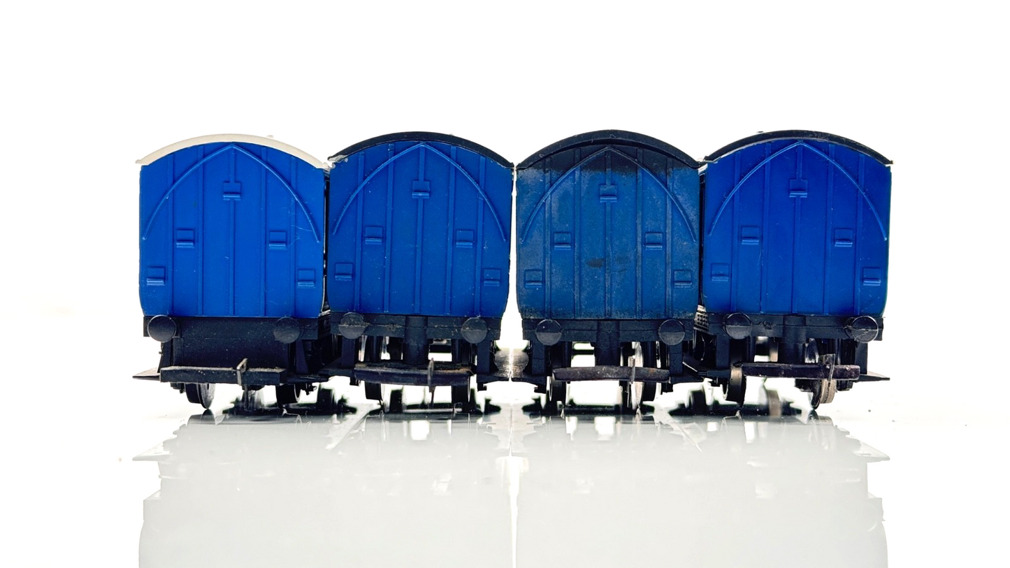 HORNBY 00 GAUGE - RAKE OF 4 BLUE FOUR WHEEL PASSENGER COACHES - UNBOXED