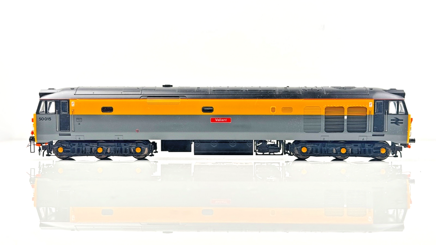 HORNBY 00 GAUGE - R2802 - CLASS 50 DUTCH 50015 VALIANT DCC READY - NOT PERFECT