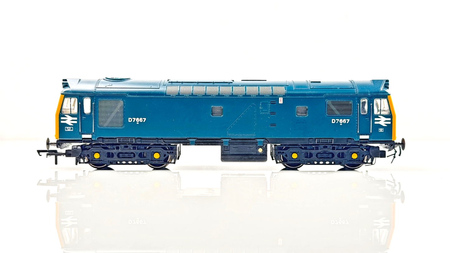 BACHMANN 00 GAUGE - 32-404 - CLASS 25/3 DIESEL D7667 BR BLUE YELLOW ENDS - BOXED