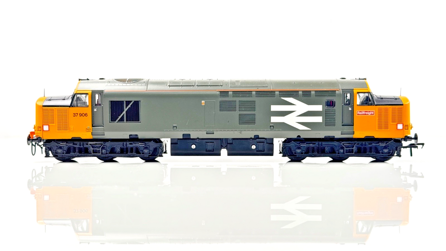 BACHMANN 00 GAUGE - CLASS 37 DIESEL 37906 RAILFREIGHT GREY YELLOW - BOXED