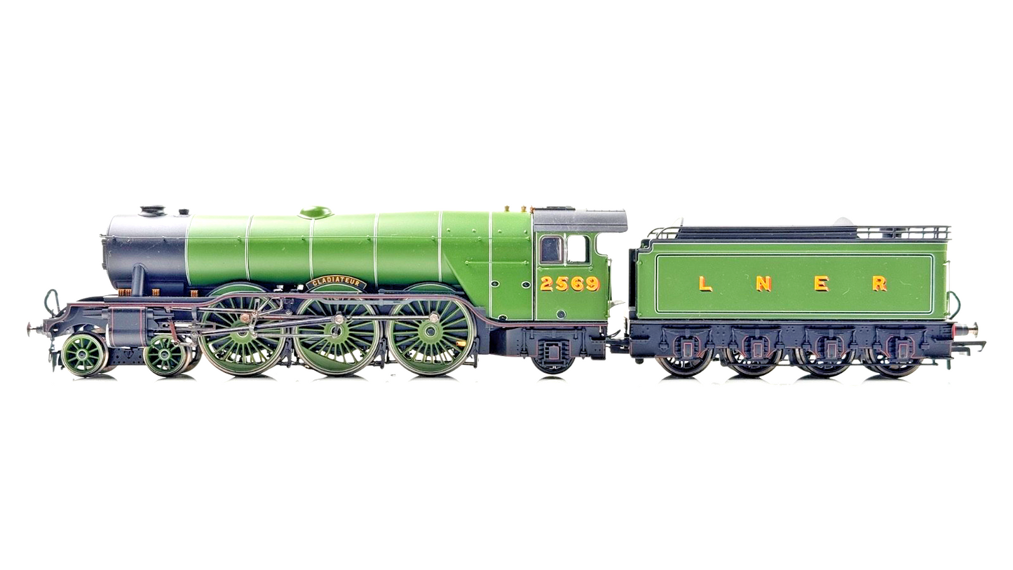 HORNBY 00 GAUGE - R2598M - QUEEN OF SCOTS GLADIATEUR & PULLMAN PACK - BOXED