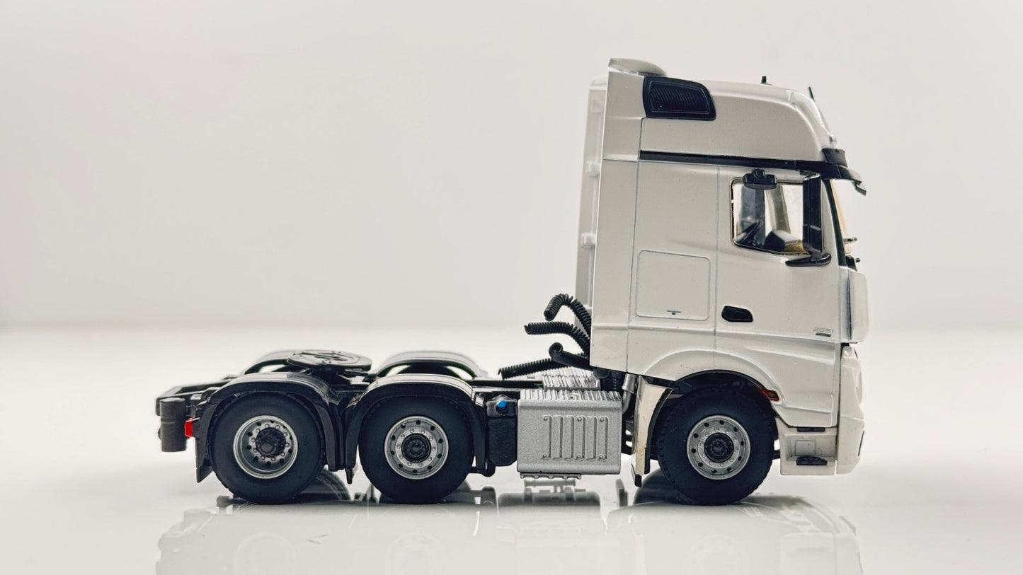 WSI 1/50 SCALE - 03-1135 - MERCEDES MP4 GIGASPACE WHITE TRACTOR UNIT BOXED