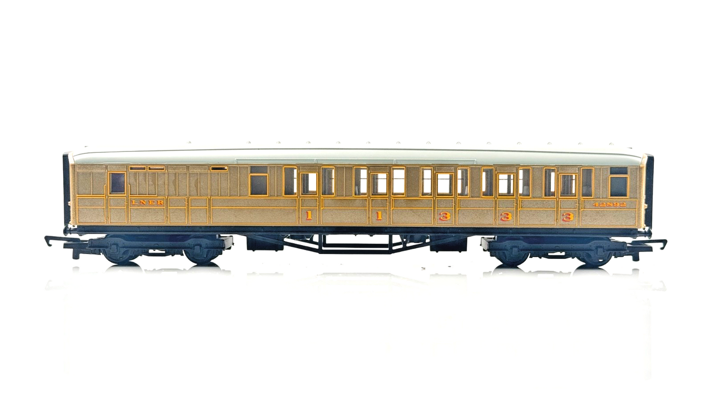 HORNBY 00 GAUGE - LNER TEAK GRESLEY PASSENGER COACHES ASSORTED X 2 - UNBOXED