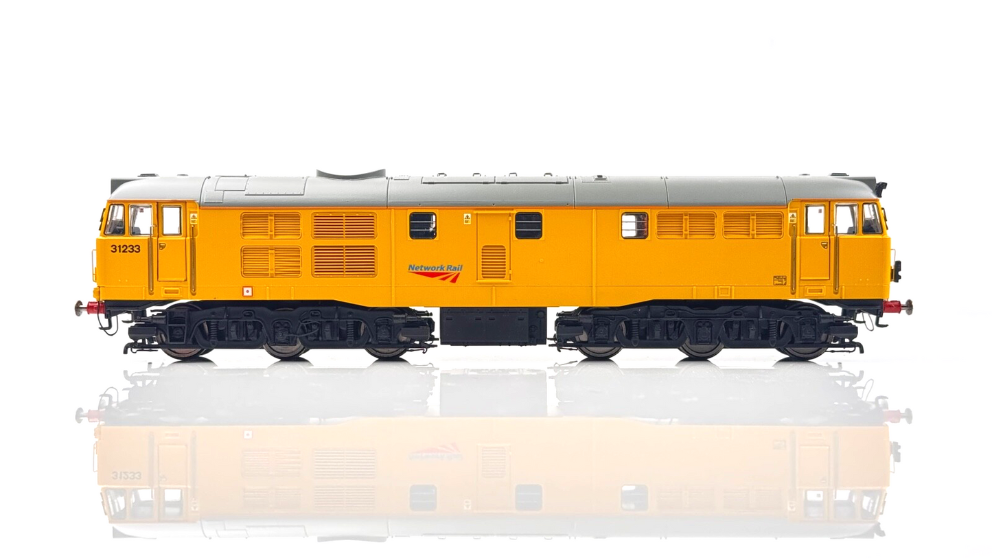 HORNBY 00 GAUGE - R3044 - CLASS 31 DIESEL 31233 NETWORK RAIL YELLOW - BOXED