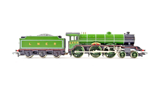 HORNBY 00 GAUGE - R053 - LNER APPLE GREEN B17 NOTTINGHAM FOREST - IMPERFECT