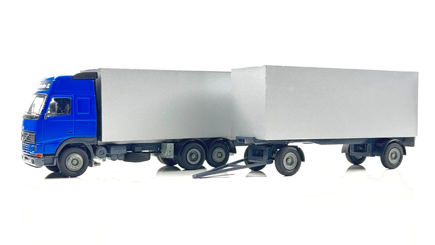 CONRAD 1/50 SCALE - VOLVO GLOBETROTTER XL BLUE/SILVER RIGID & TRAILER BOXED