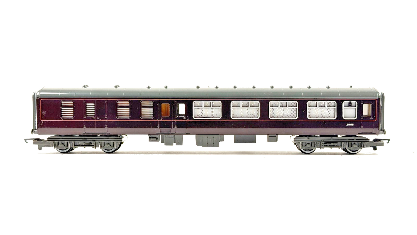 HORNBY 00 GAUGE - RAKE OF 3 ROYAL TRAIN PASSENGER COACHES UNBOXED