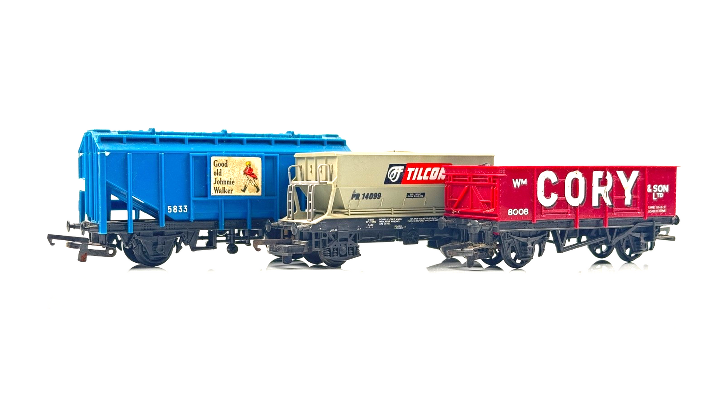 HORNBY/TRIANG 00 GAUGE - RAKE OF 3 WAGONS JOHNNIE WALKER TILCON HOPPER CORY - UB