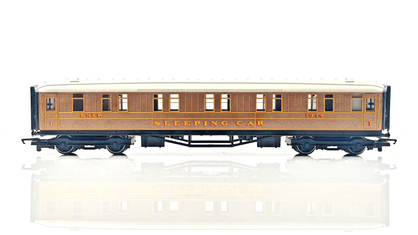 HORNBY 00 GAUGE - PAIR OF LNER TEAK GRESLEY COACHES INC SLEEPING CAR - UNBOXED