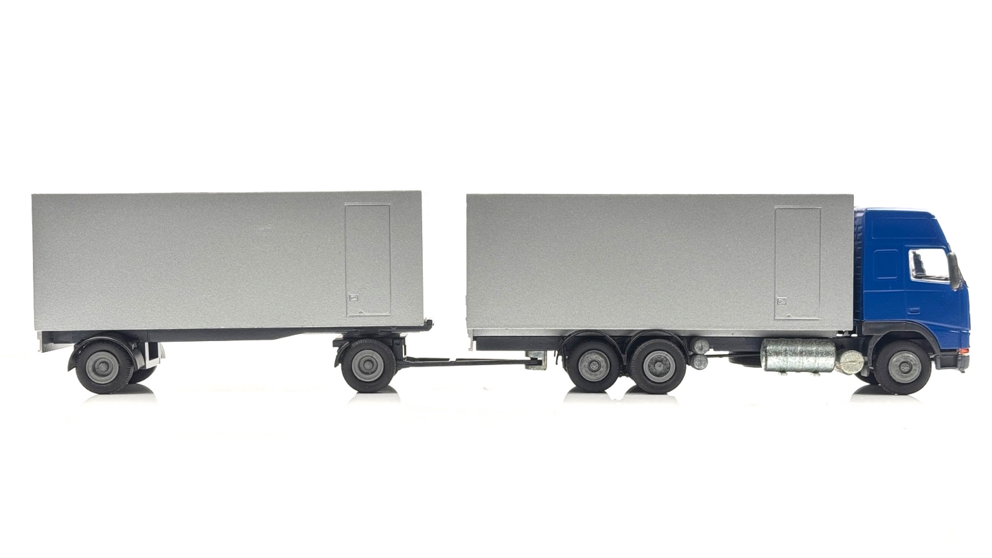 CONRAD 1/50 SCALE - VOLVO GLOBETROTTER XL BLUE/SILVER RIGID & TRAILER BOXED