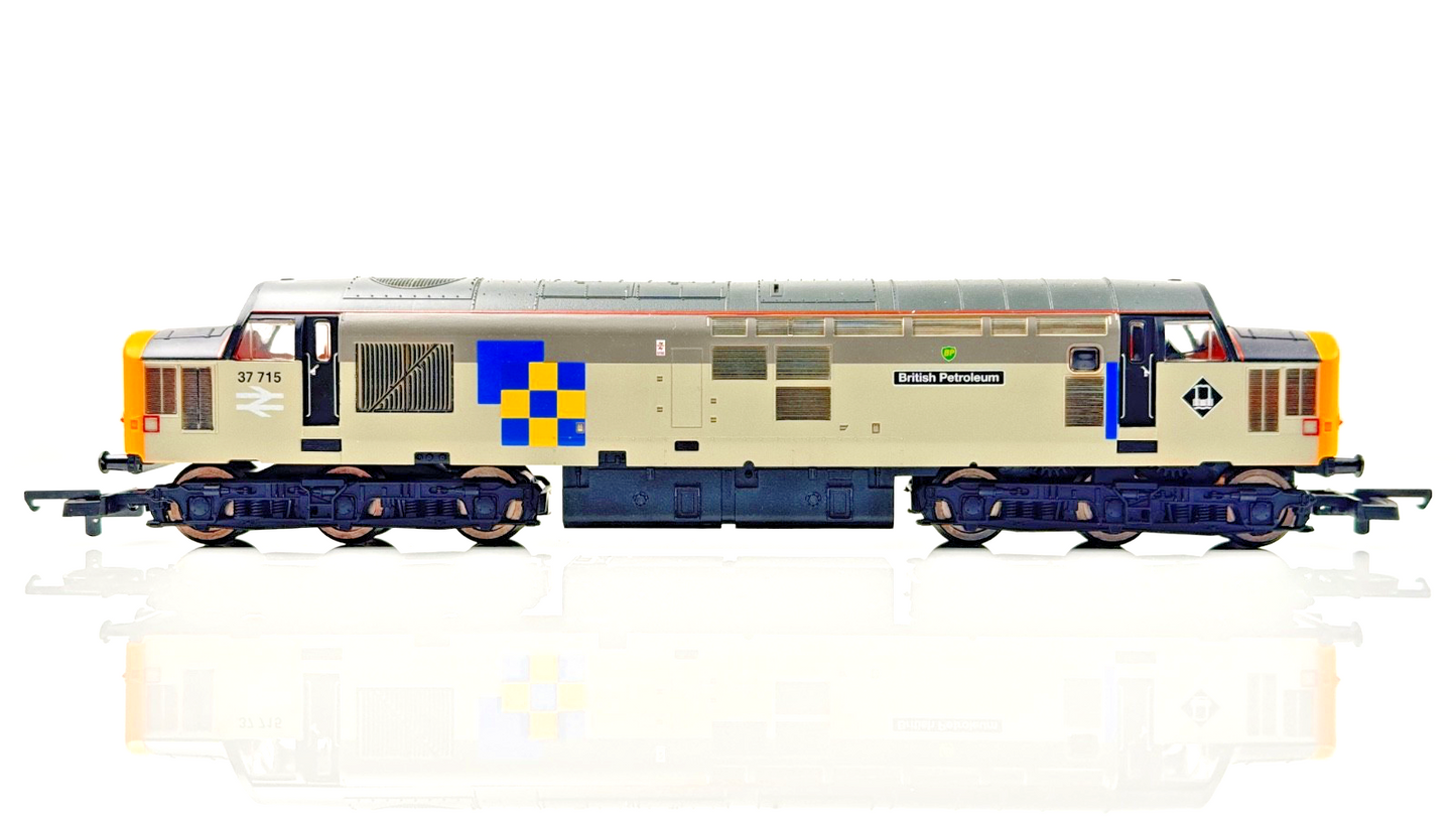 LIMA 00 GAUGE - L204964 - CLASS 37 DIESEL 37715 RAILFREIGHT BRITISH PETROLEUM