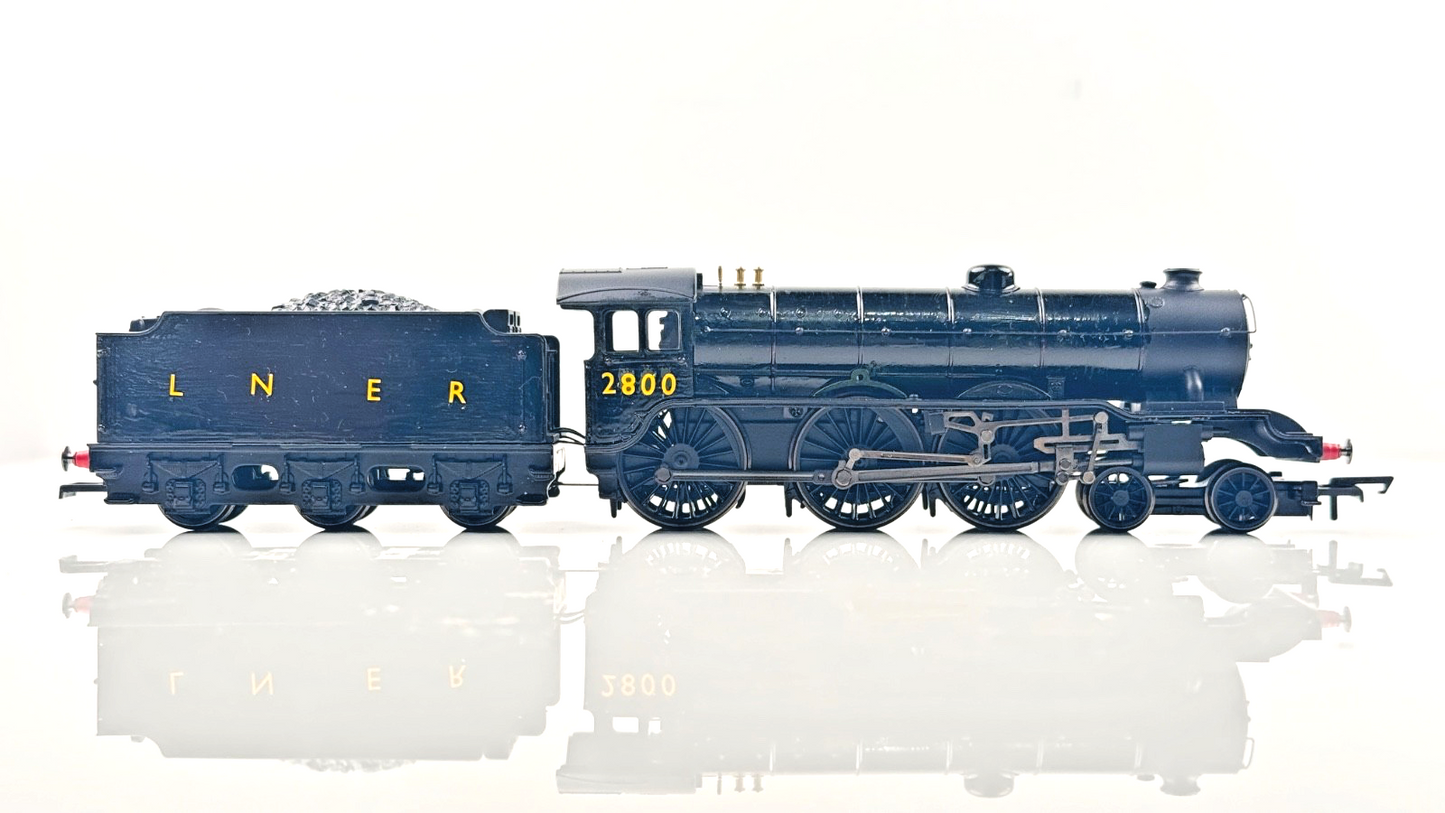 HORNBY 00 GAUGE - LNER BLACK 4-6-0 B17 LOCOMOTIVE 2800 (REPAINTED) PART BOXED