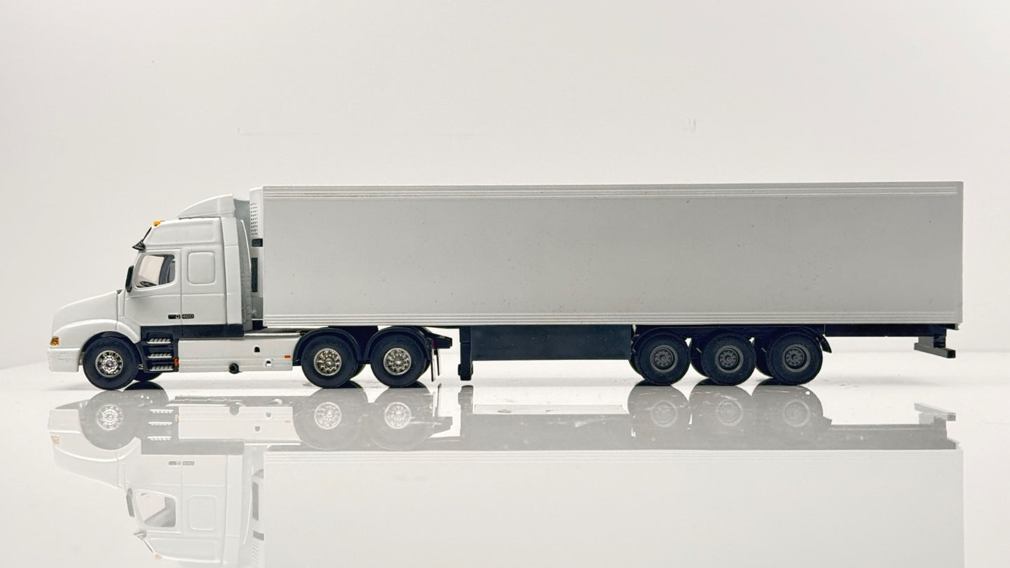 LION TOYS 1/50 SCALE - VOLVO 460 GLOBETROTTER TRACTOR & WHITE TRAILER - BOXED