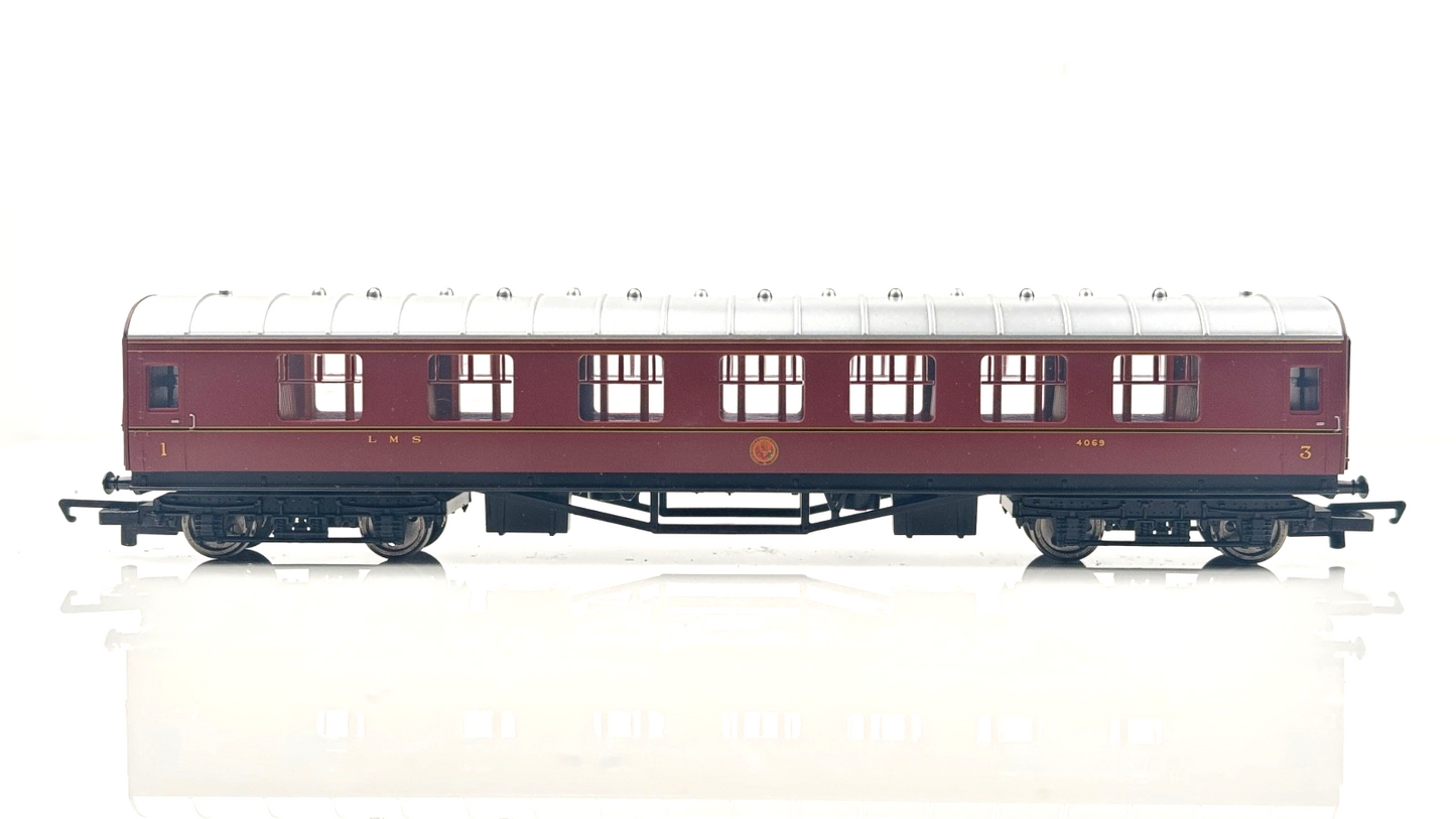 HORNBY 00 GAUGE - LMS MAROON STANIER COMPOSITE/BRAKE COACHES X 3 - UNBOXED
