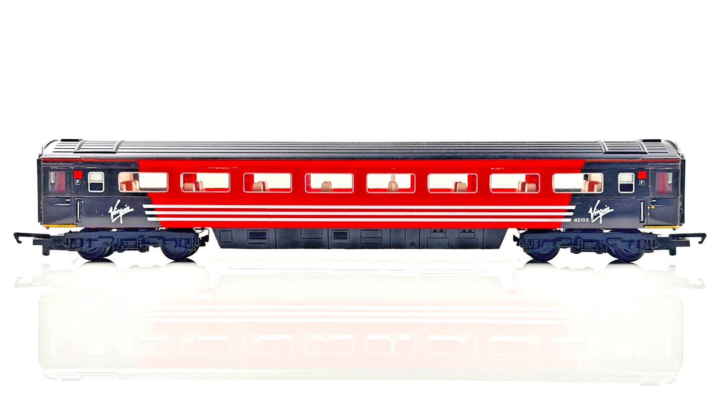 HORNBY 00 GAUGE - VIRGIN TRAINS MAIDEN VOYAGER LADY IN RED 4 CAR HST - UNBOXED