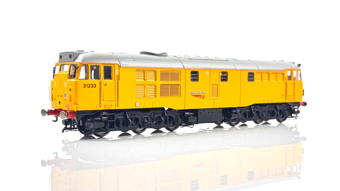 HORNBY 00 GAUGE - R3044 - CLASS 31 DIESEL 31233 NETWORK RAIL YELLOW - BOXED