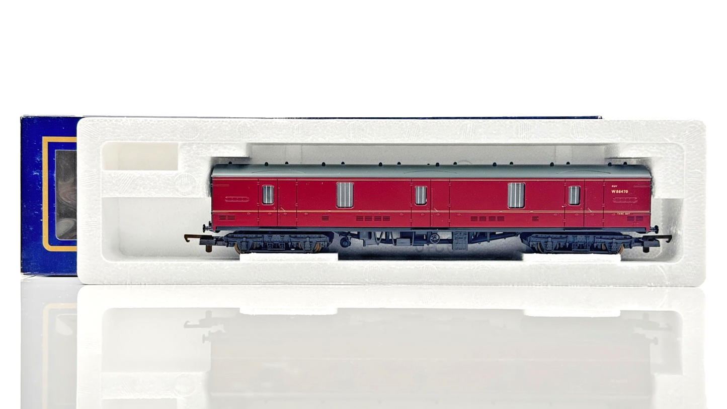 LIMA 00 GAUGE - 305657A - BR MAROON MK1 GUV UTILITY VAN COACH W86470 - BOXED