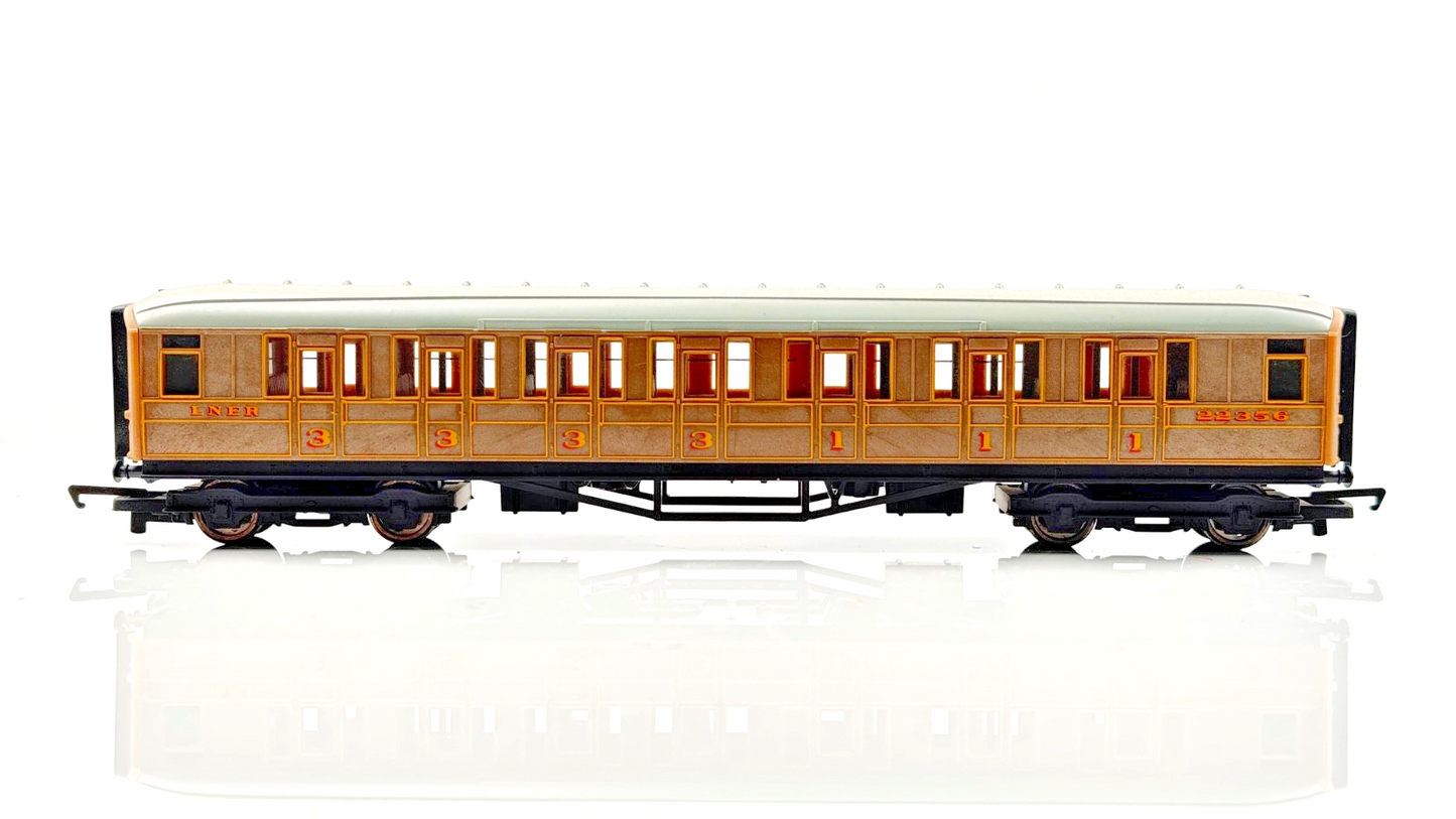HORNBY 00 GAUGE - R1039 LNER TEAK GRESLEY PASSENGER COACHES ASSORTED X 4 UNBOXED
