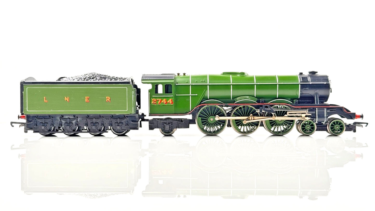 HORNBY 00 GAUGE - LNER APPLE GREEN CLASS A3 GRAND PARADE 2744 UNFINISHED UNBOXED
