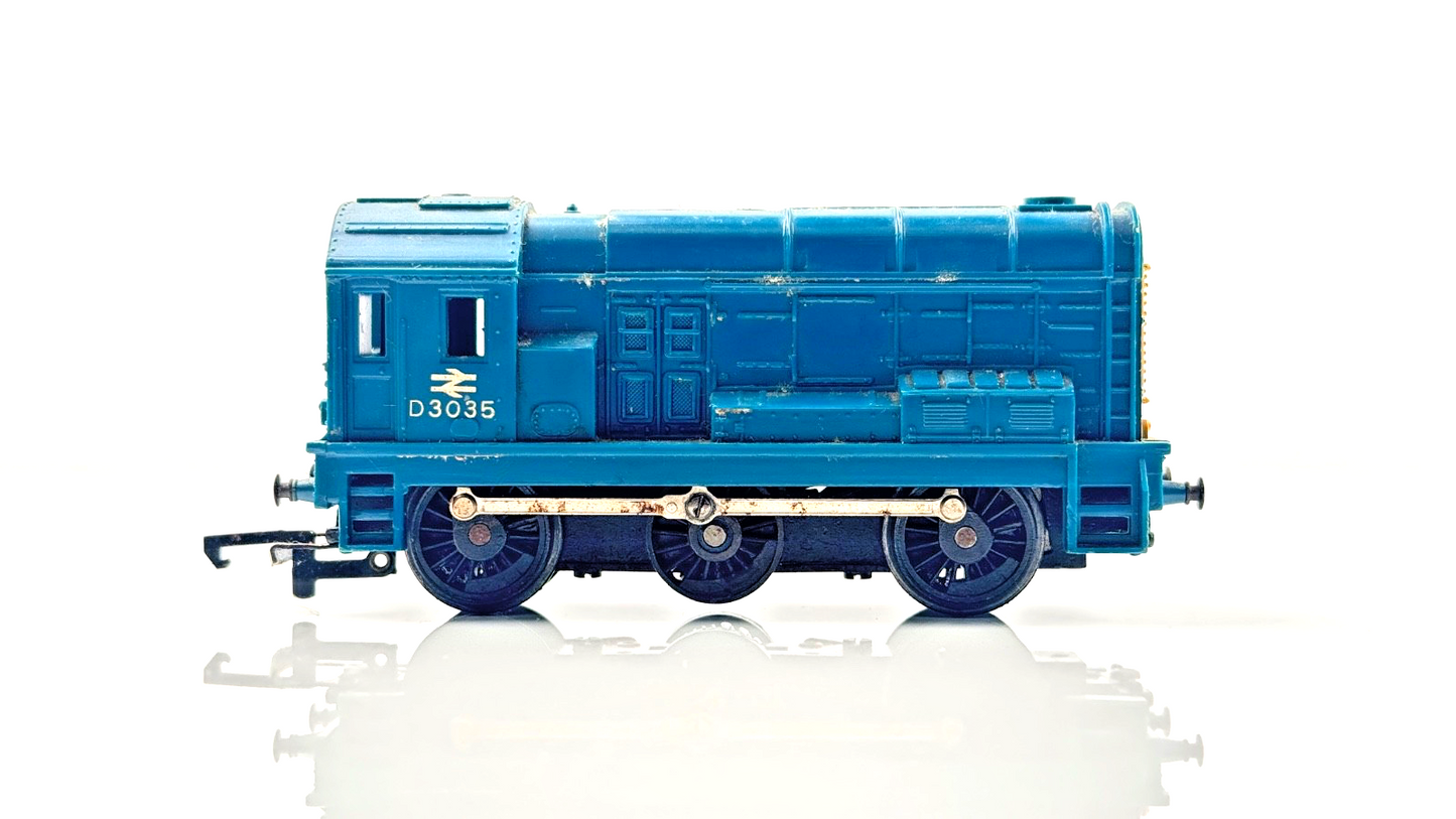 TRIANG 00 GAUGE - CLASS 08 DIESEL SHUNTER BR BLUE D3035 - FAIR UNBOXED RUNNER