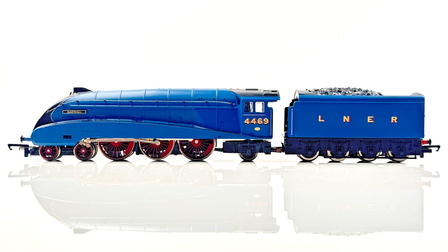 HORNBY 00 GAUGE - R376 - LNER BLUE 4-6-2 CLASS A4 'GADWALL' - LIMITED EDITION