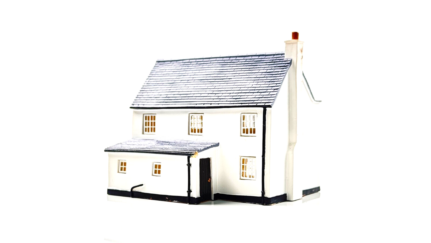 HORNBY 00 GAUGE SKALEDALE - R8620 - SMALL PUB 'GOLDEN FLEECE' - BOXED (TORN BOX)