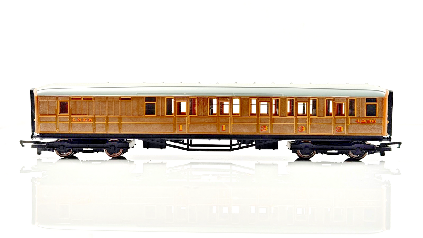 HORNBY 00 GAUGE - R1039 LNER TEAK GRESLEY PASSENGER COACHES ASSORTED X 4 UNBOXED