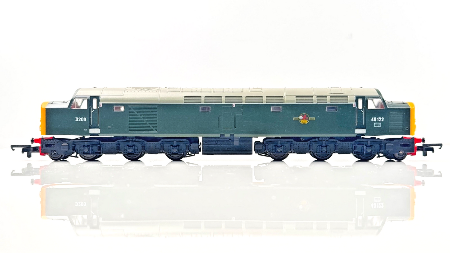 LIMA 00 GAUGE - 205200 - CLASS 40 DIESEL LOCOMOTIVE D200 40122 BR GREEN - BOXED
