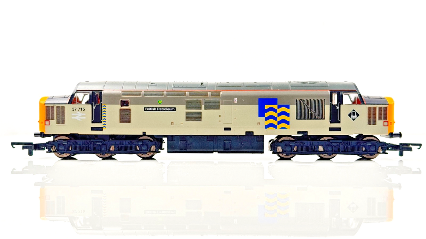 LIMA 00 GAUGE - L204964 - CLASS 37 DIESEL 37715 RAILFREIGHT BRITISH PETROLEUM