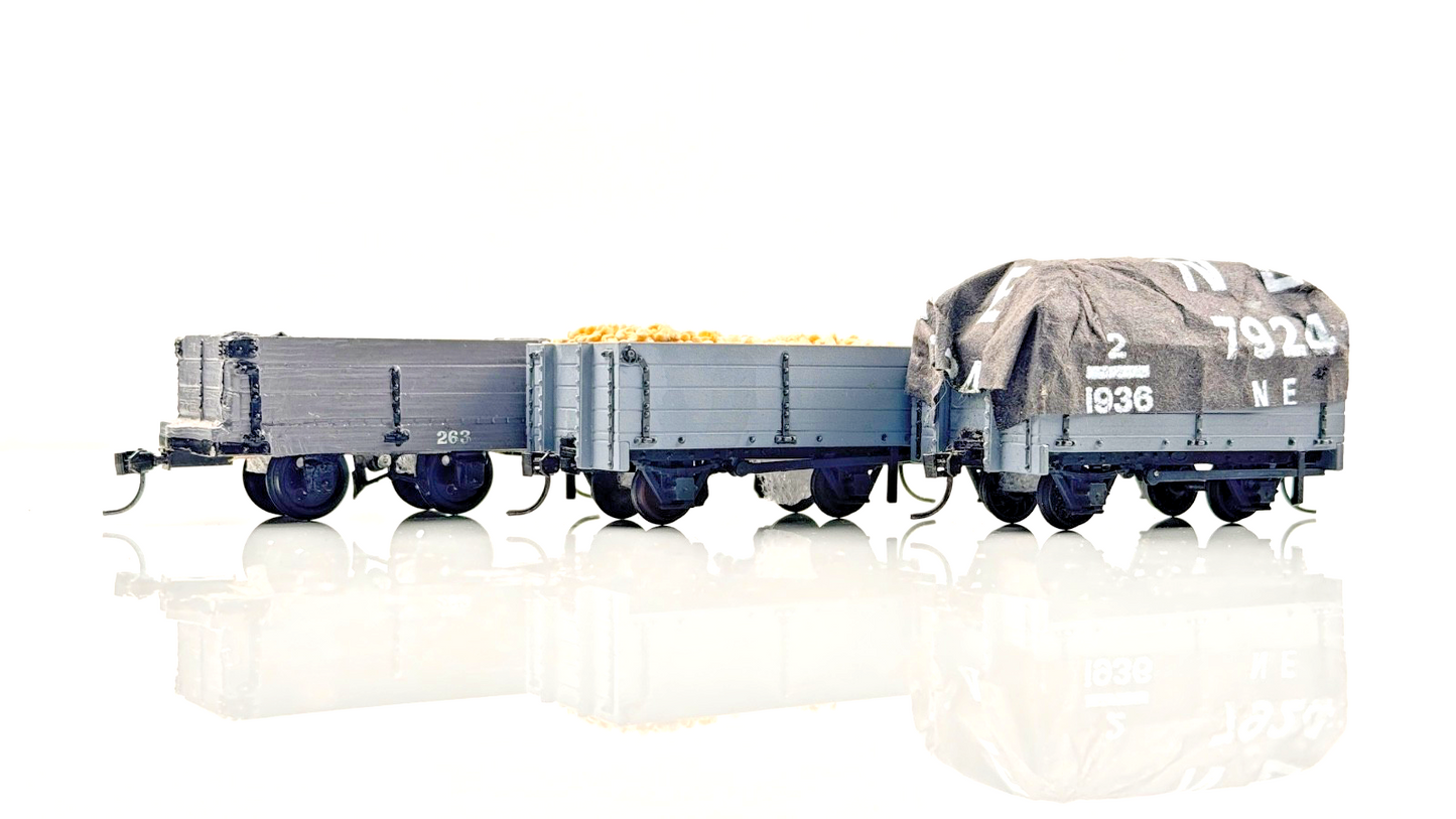 KIT BUILT/O-16.5 NG7 NARROW GAUGE - 3 X MIXED NE WAGONS WITH LOADS - UB