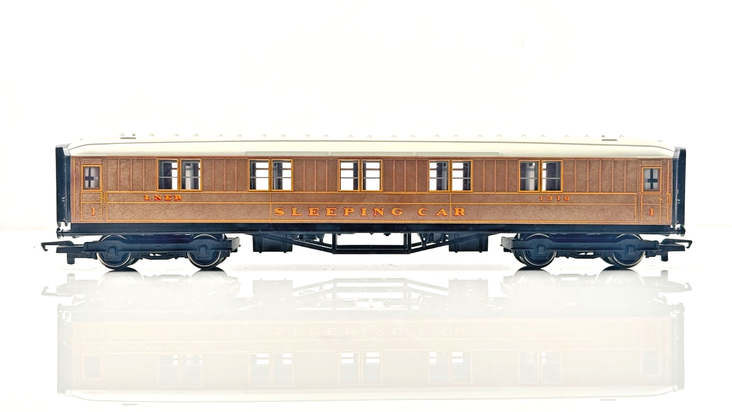 HORNBY 00 GAUGE - PAIR OF LNER TEAK GRESLEY COACHES INC SLEEPING CAR - UNBOXED