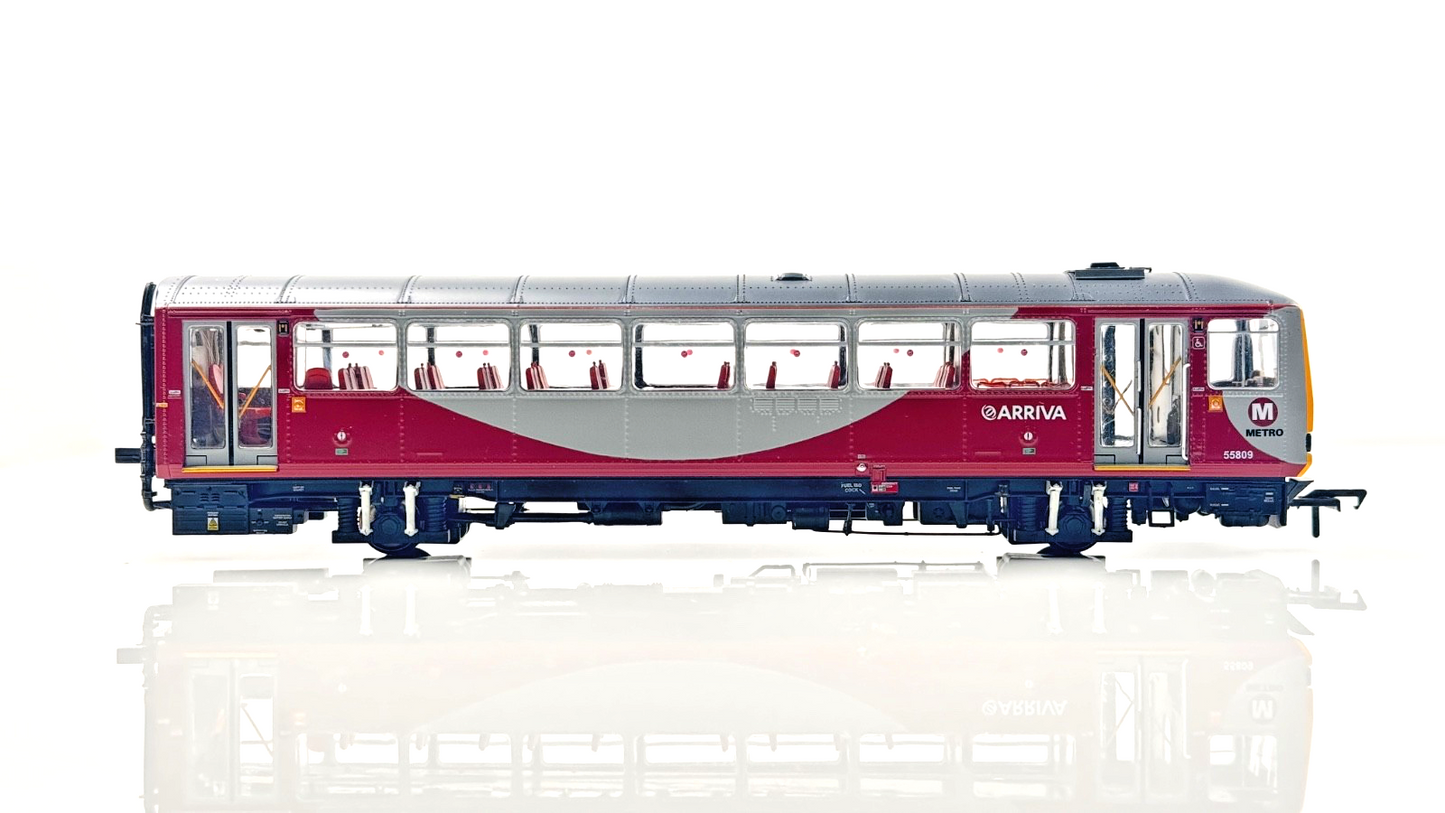 REALTRACK 00 GAUGE - CLASS 144 DMU 2 CAR NORTHERN METRO ARRIVA LEEDS MANCHESTER