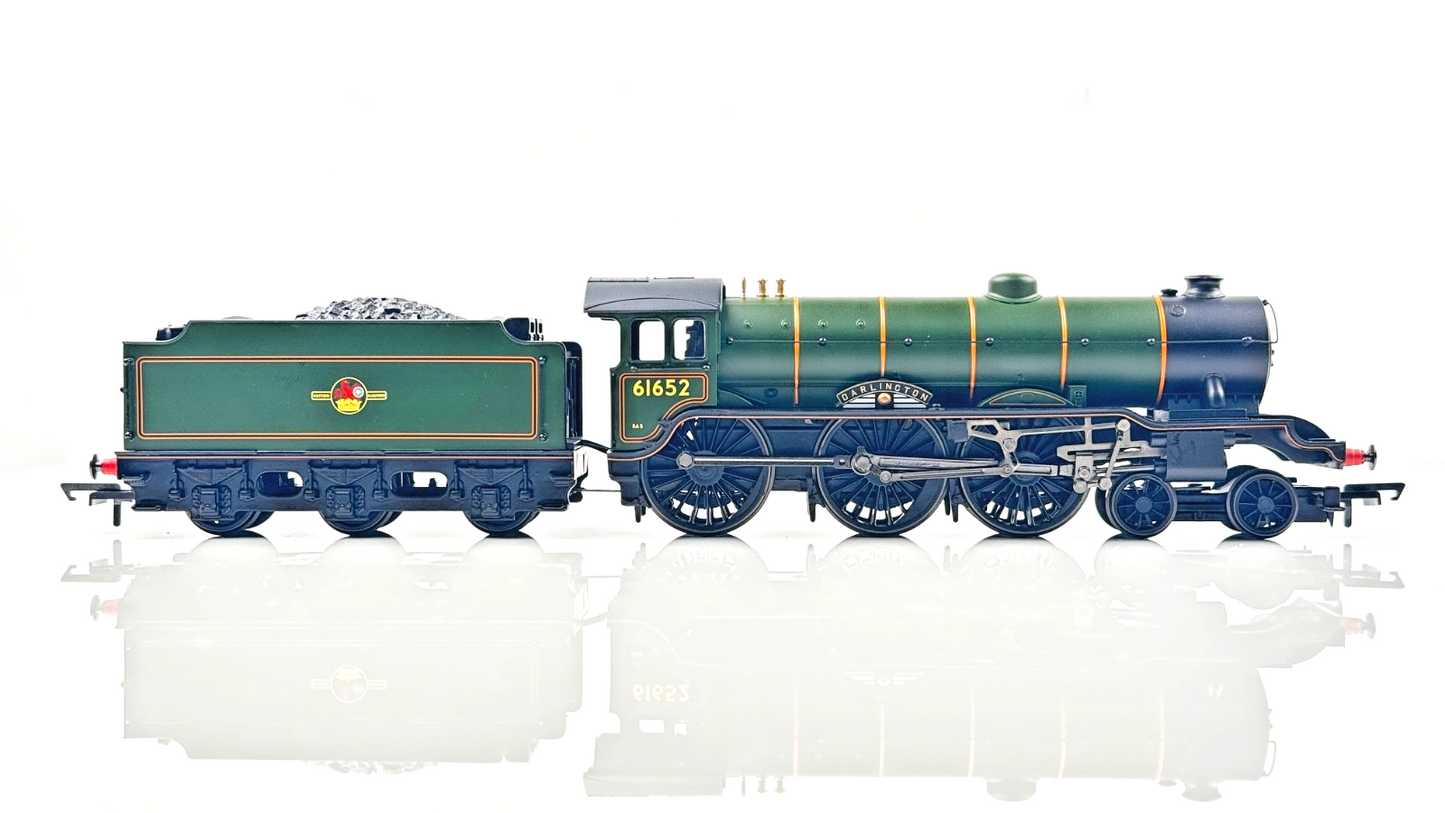 HORNBY 00 GAUGE - R30433 - BR GREEN B17 CLASS LOCOMOTIVE DARLINGTON NO.61652