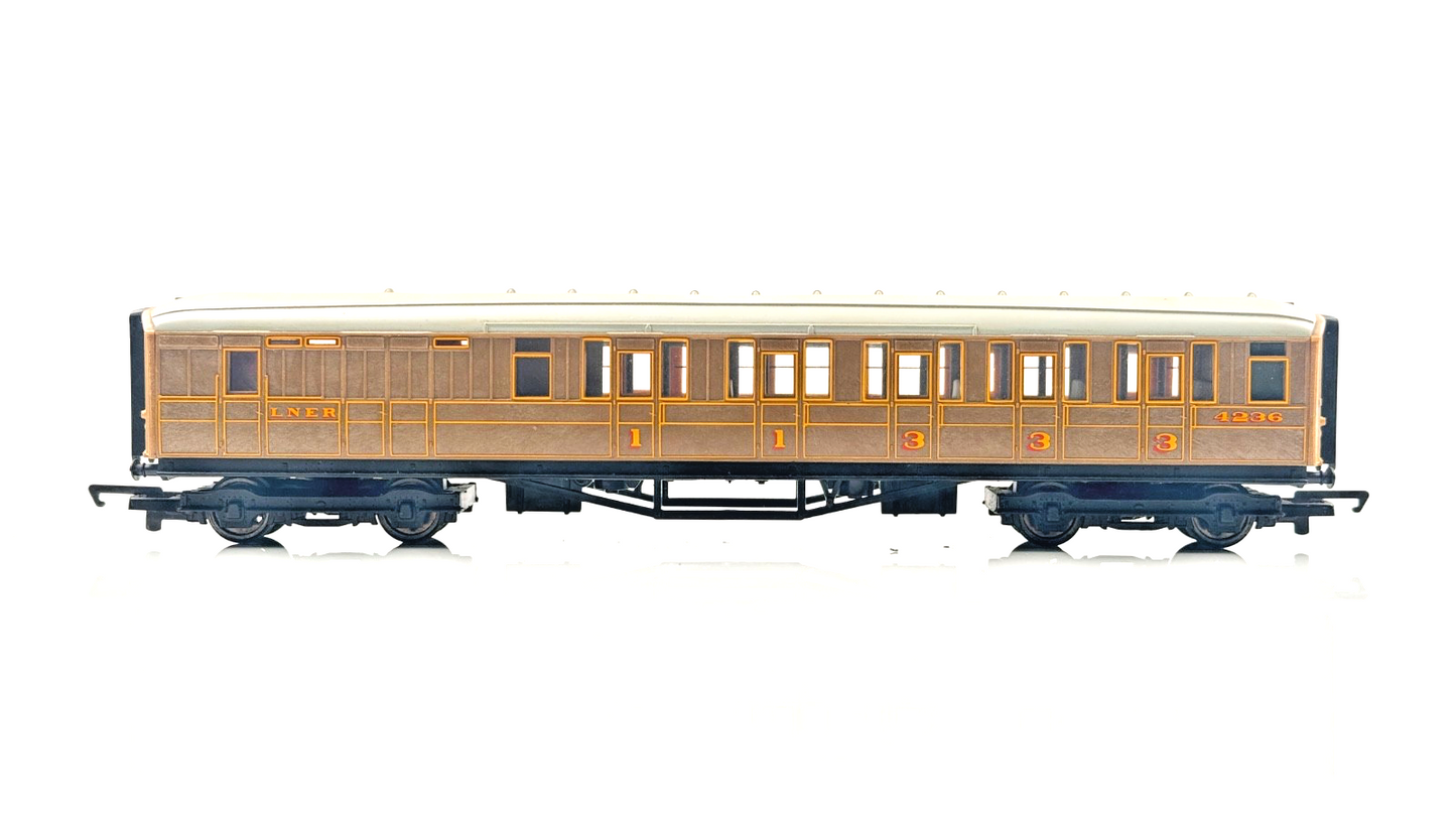 HORNBY 00 GAUGE - LNER TEAK GRESLEY PASSENGER COACHES ASSORTED X 3 - UNBOXED #2