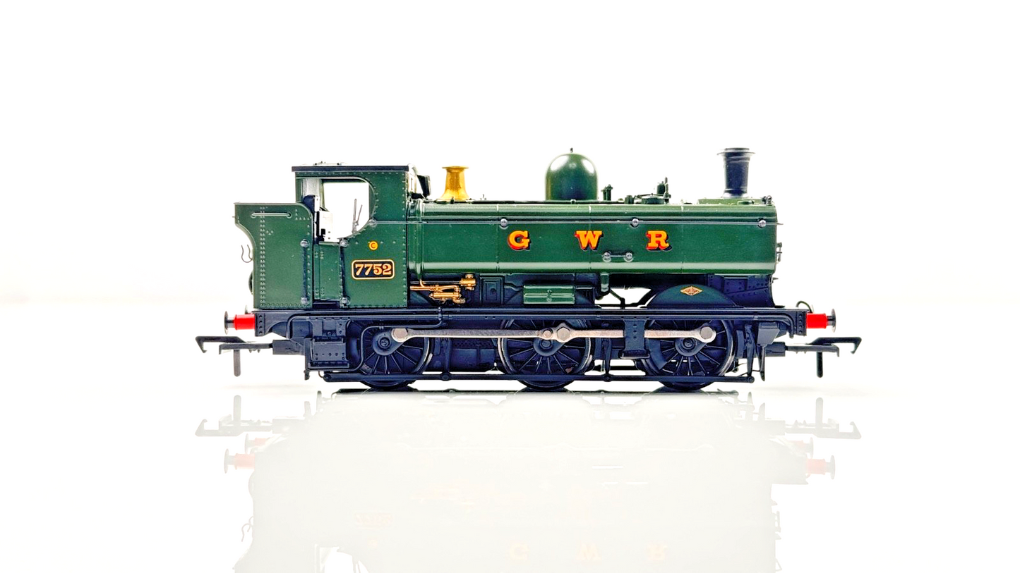 BACHMANN 00 GAUGE - 32-215A - GWR GREEN (PRESERVED) CLASS 57XX PANNIER TANK 7752