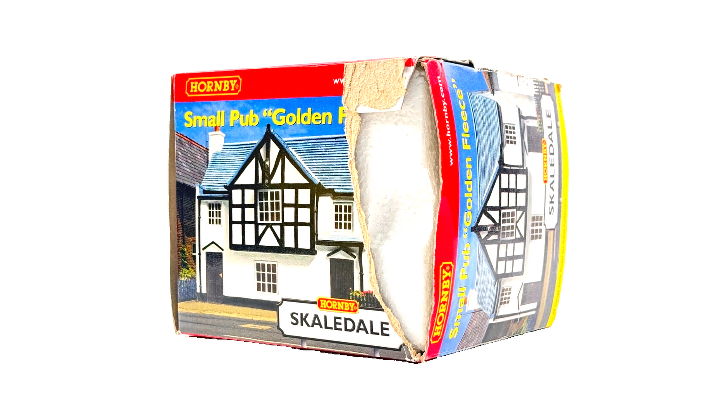 HORNBY 00 GAUGE SKALEDALE - R8620 - SMALL PUB 'GOLDEN FLEECE' - BOXED (TORN BOX)
