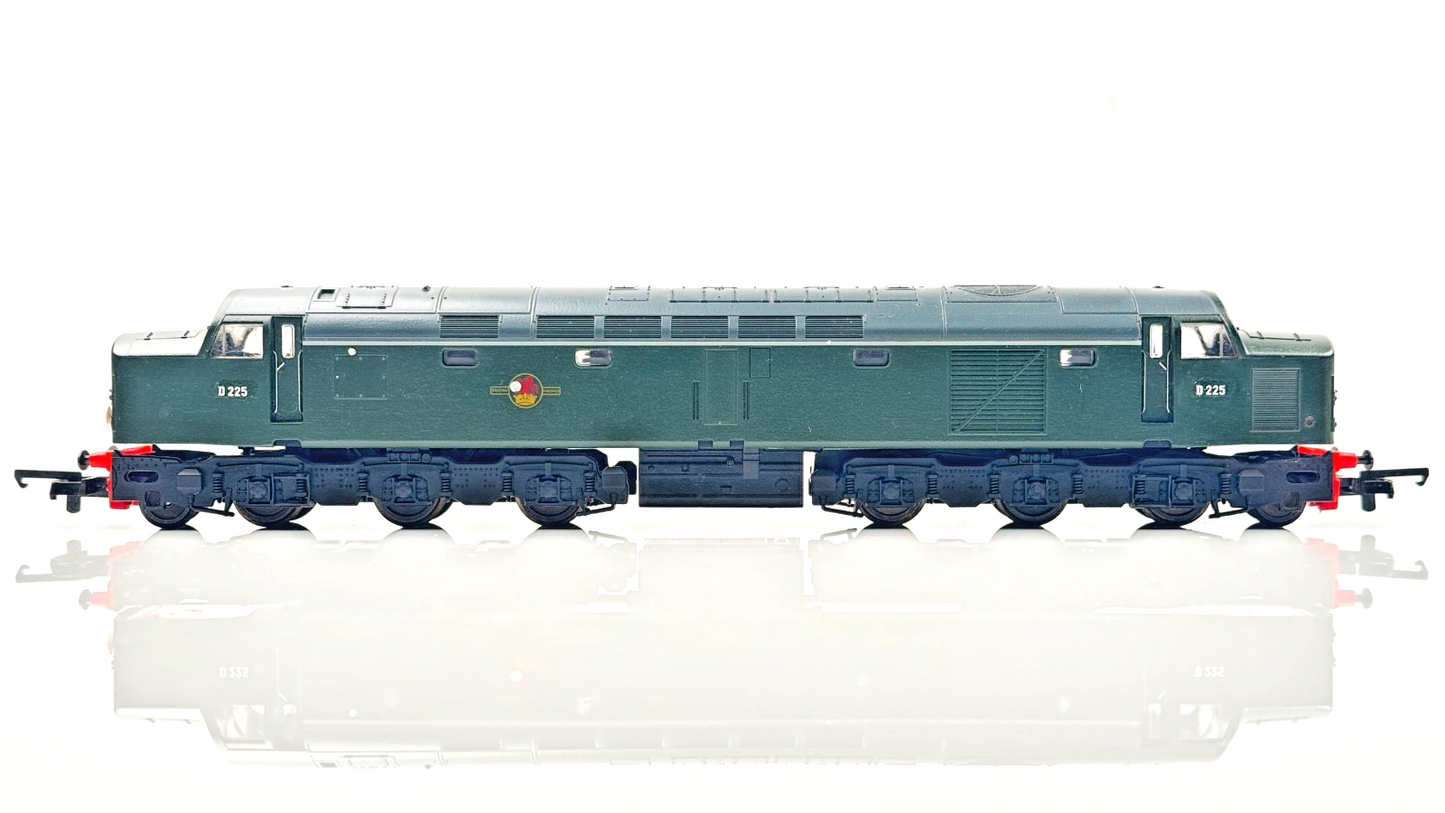 LIMA 00 GAUGE - CLASS 40 DIESEL LOCOMOTIVE D225 BR GREEN - RENUMBERED BOXED