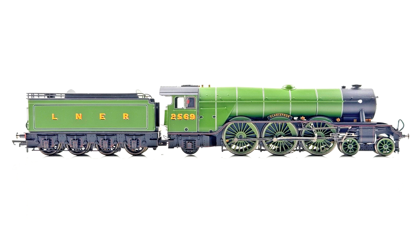 HORNBY 00 GAUGE - R2598M - QUEEN OF SCOTS GLADIATEUR & PULLMAN PACK - BOXED