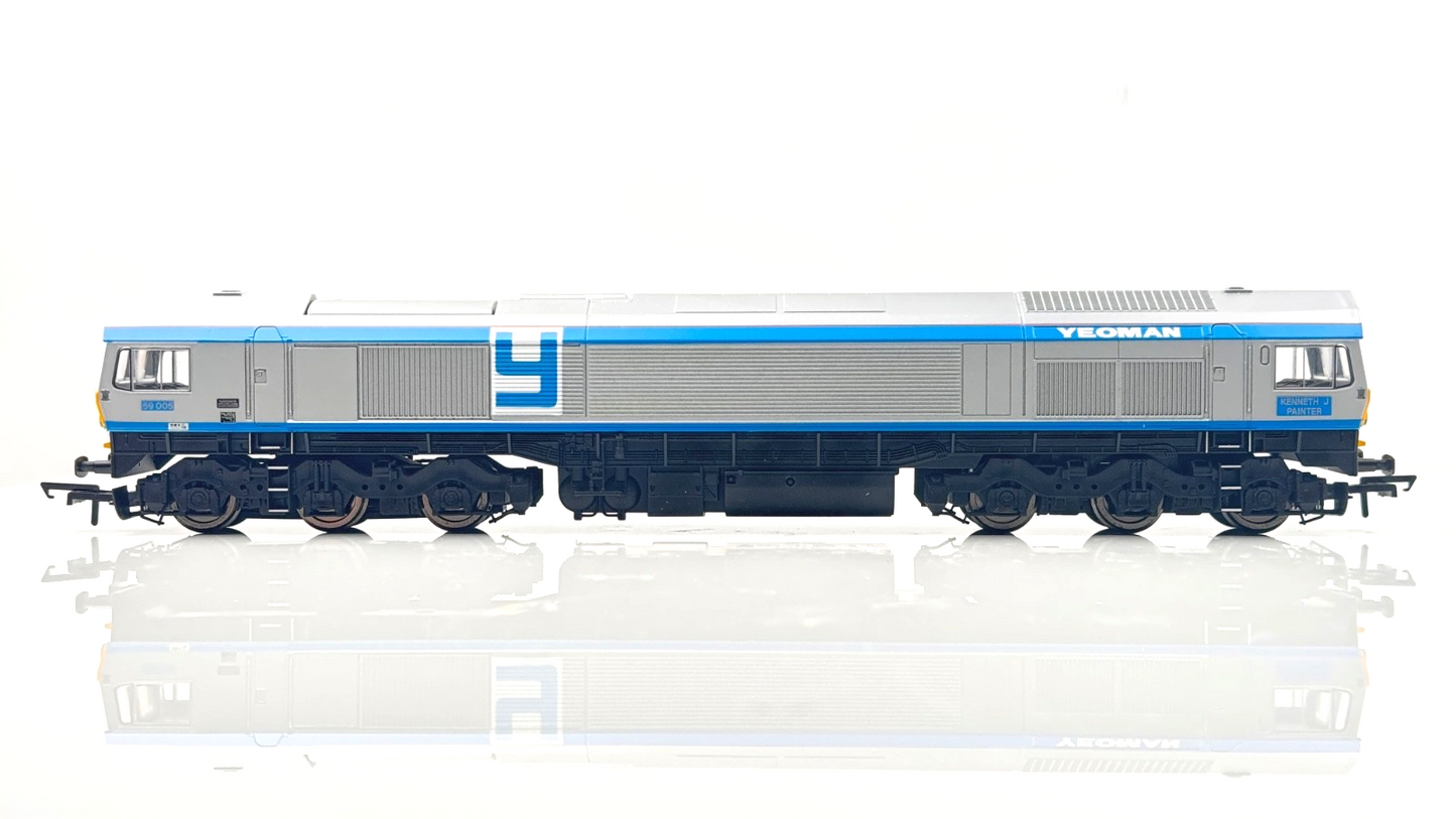 HORNBY 00 GAUGE - R3041 - CLASS 59 DIESEL 59005 YEOMAN KENNETH J PAINTER - BOXED