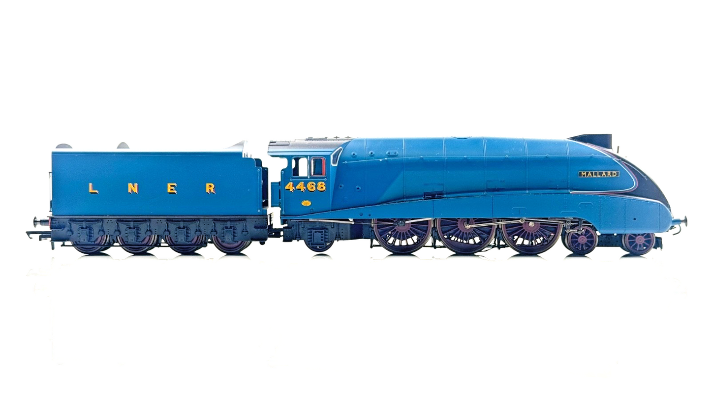HORNBY 00 GAUGE - R2339 - LNER BLUE 4-6-2 CLASS A4 LOCOMOTIVE 'MALLARD' BOXED