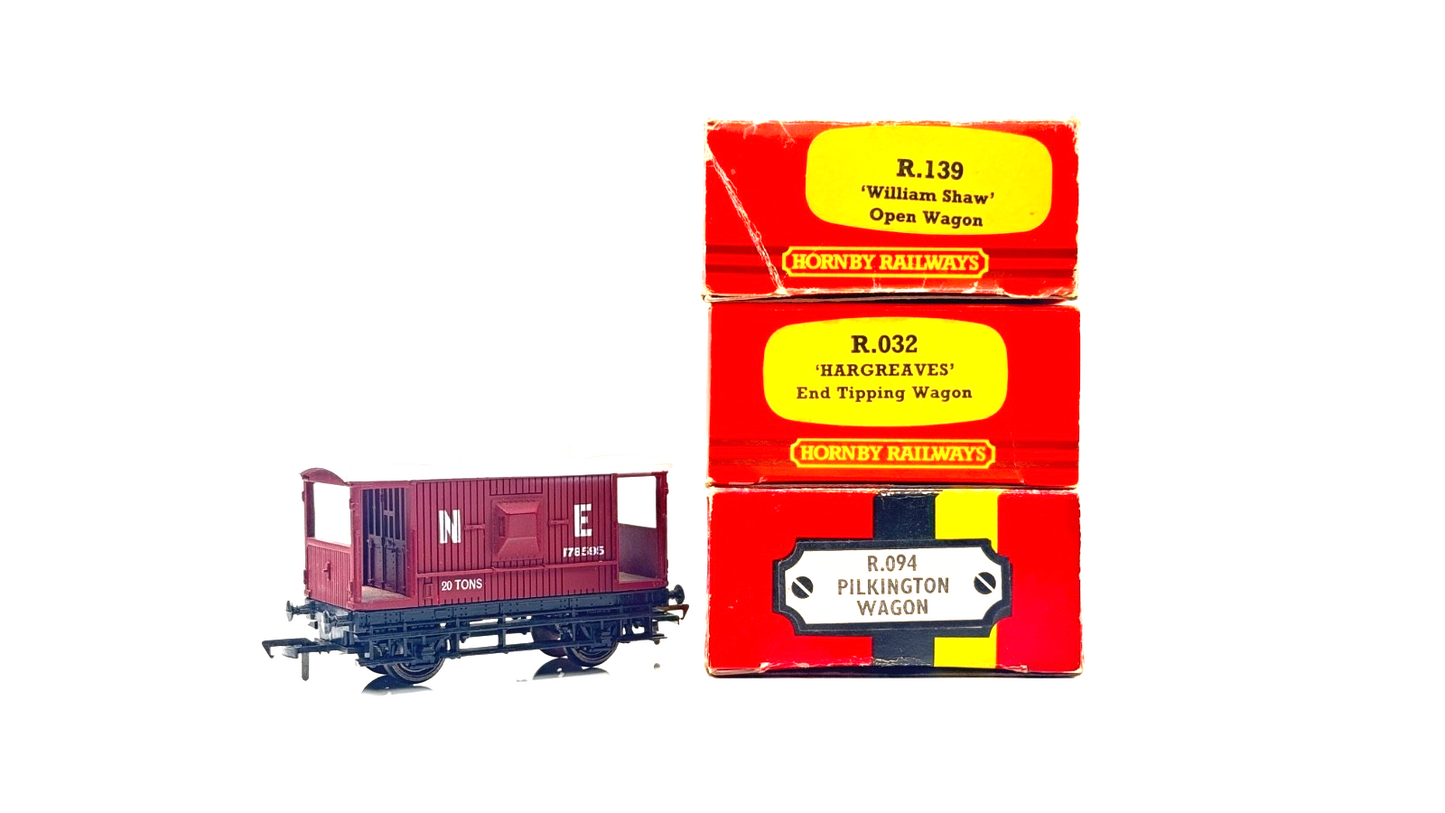 HORNBY/MAINLINE 00 GAUGE - 4 X WAGONS PILKINGTON JAMES HARGREAVES WM SHAW - UB